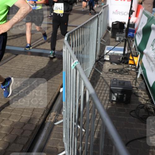 05.10.2025 - 20. swb-Marathon Bremen Yannick Fuchs http://msf.ph/oto/9235327 05.10.2025 11:04:44 Ziel 8111, 9394, 9610, 9750, 9915, 10278, 10485, 10531, 10532, 10674, 10869, 10956, 11196, 11542, 11704 meine-sportfotos.de