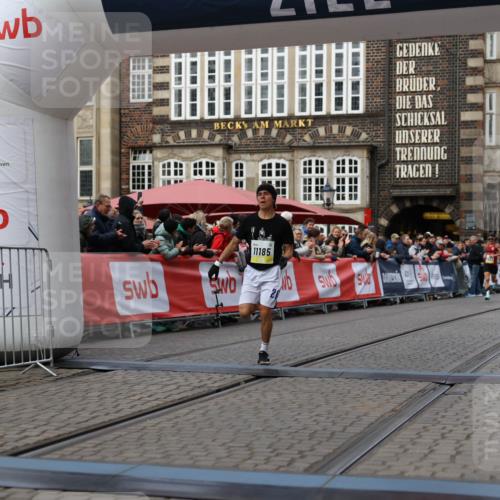 05.10.2025 - 20. swb-Marathon Bremen Yannick Fuchs http://msf.ph/oto/9235330 05.10.2025 10:36:32 Ziel 11013, 11185 meine-sportfotos.de