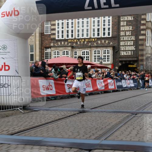 05.10.2025 - 20. swb-Marathon Bremen Yannick Fuchs http://msf.ph/oto/9235332 05.10.2025 10:36:32 Ziel 11013, 11185 meine-sportfotos.de