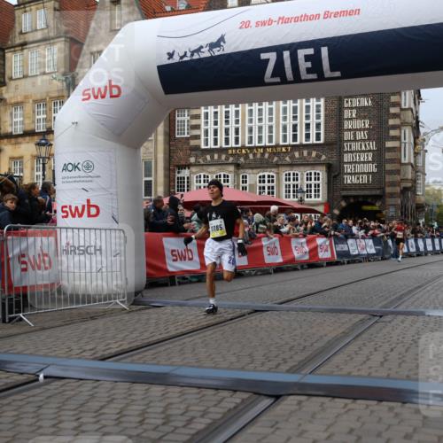 05.10.2025 - 20. swb-Marathon Bremen Yannick Fuchs http://msf.ph/oto/9235335 05.10.2025 10:36:32 Ziel 11013, 11185 meine-sportfotos.de