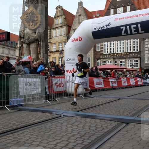 05.10.2025 - 20. swb-Marathon Bremen Yannick Fuchs http://msf.ph/oto/9235350 05.10.2025 10:36:33 Ziel 11013, 11185, 11687 meine-sportfotos.de