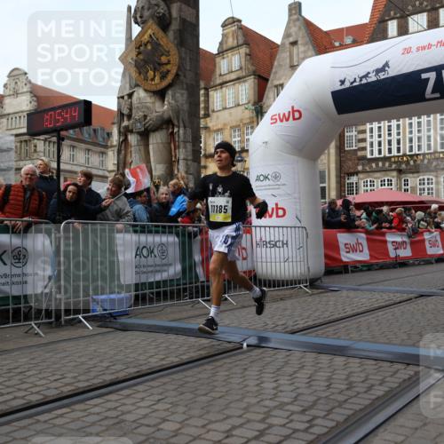 05.10.2025 - 20. swb-Marathon Bremen Yannick Fuchs http://msf.ph/oto/9235352 05.10.2025 10:36:33 Ziel 11013, 11185, 11687 meine-sportfotos.de