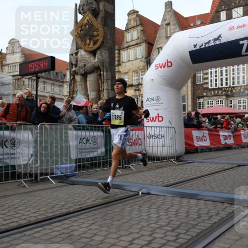 05.10.2025 - 20. swb-Marathon Bremen Yannick Fuchs http://msf.ph/oto/9235356 05.10.2025 10:36:33 Ziel 11013, 11185, 11687 meine-sportfotos.de