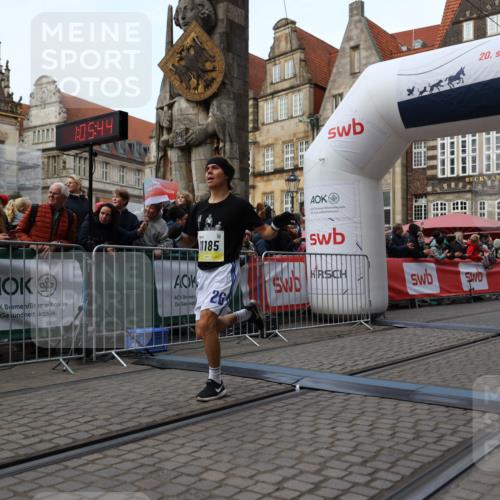 05.10.2025 - 20. swb-Marathon Bremen Yannick Fuchs http://msf.ph/oto/9235363 05.10.2025 10:36:33 Ziel 11013, 11185, 11687 meine-sportfotos.de