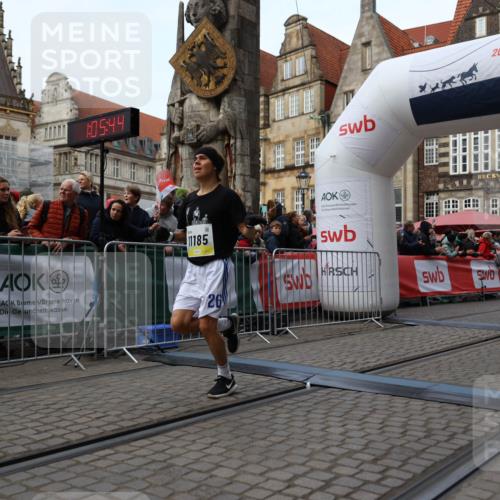 05.10.2025 - 20. swb-Marathon Bremen Yannick Fuchs http://msf.ph/oto/9235364 05.10.2025 10:36:33 Ziel 11013, 11185, 11687 meine-sportfotos.de