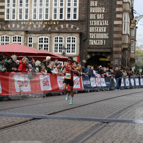 05.10.2025 - 20. swb-Marathon Bremen Yannick Fuchs http://msf.ph/oto/9235367 05.10.2025 10:36:35 Ziel 11013, 11185, 11687 meine-sportfotos.de