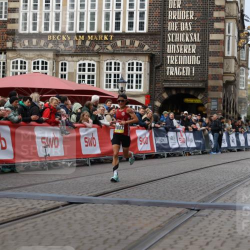 05.10.2025 - 20. swb-Marathon Bremen Yannick Fuchs http://msf.ph/oto/9235377 05.10.2025 10:36:35 Ziel 11013, 11185, 11687 meine-sportfotos.de