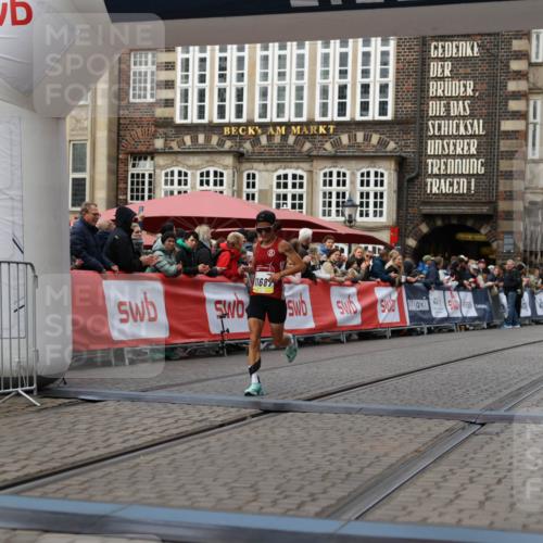 05.10.2025 - 20. swb-Marathon Bremen Yannick Fuchs http://msf.ph/oto/9235384 05.10.2025 10:36:36 Ziel 11185, 11687 meine-sportfotos.de