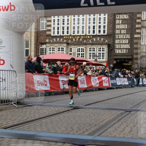 05.10.2025 - 20. swb-Marathon Bremen Yannick Fuchs http://msf.ph/oto/9235386 05.10.2025 10:36:36 Ziel 11185, 11687 meine-sportfotos.de