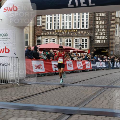 05.10.2025 - 20. swb-Marathon Bremen Yannick Fuchs http://msf.ph/oto/9235388 05.10.2025 10:36:36 Ziel 11185, 11687 meine-sportfotos.de