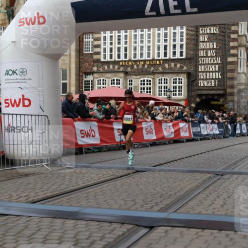05.10.2025 - 20. swb-Marathon Bremen Yannick Fuchs http://msf.ph/oto/9235391 05.10.2025 10:36:36 Ziel 11185, 11687 meine-sportfotos.de