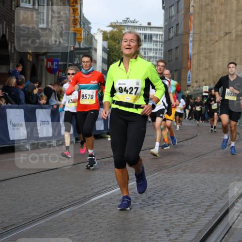 05.10.2025 - 20. swb-Marathon Bremen Strokosch-Dieckow http://msf.ph/oto/9235418 05.10.2025 10:54:56 Ziel 9427, 9475, 9570, 9791, 10231, 10609, 11320, 11373, 11470, 11507, 11523 meine-sportfotos.de
