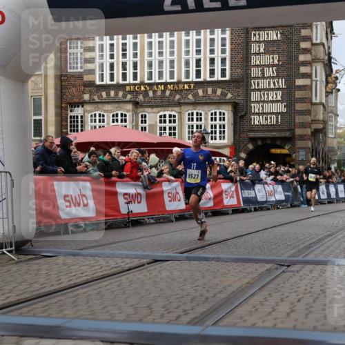05.10.2025 - 20. swb-Marathon Bremen Yannick Fuchs http://msf.ph/oto/9235467 05.10.2025 10:36:42 Ziel 9527, 9829, 11687 meine-sportfotos.de