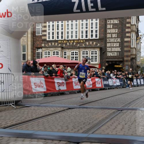 05.10.2025 - 20. swb-Marathon Bremen Yannick Fuchs http://msf.ph/oto/9235470 05.10.2025 10:36:42 Ziel 9527, 9829, 11687 meine-sportfotos.de