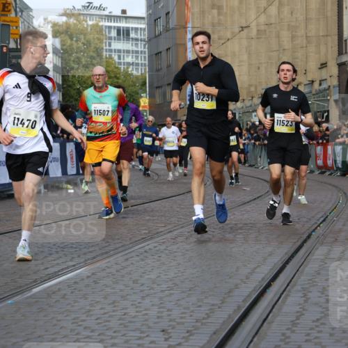 05.10.2025 - 20. swb-Marathon Bremen Strokosch-Dieckow http://msf.ph/oto/9235472 05.10.2025 10:54:58 Ziel 9427, 9475, 9570, 9791, 10014, 10231, 11320, 11363, 11470, 11507, 11523 meine-sportfotos.de