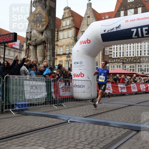 05.10.2025 - 20. swb-Marathon Bremen Yannick Fuchs http://msf.ph/oto/9235486 05.10.2025 10:36:42 Ziel 9527, 9829, 11687 meine-sportfotos.de