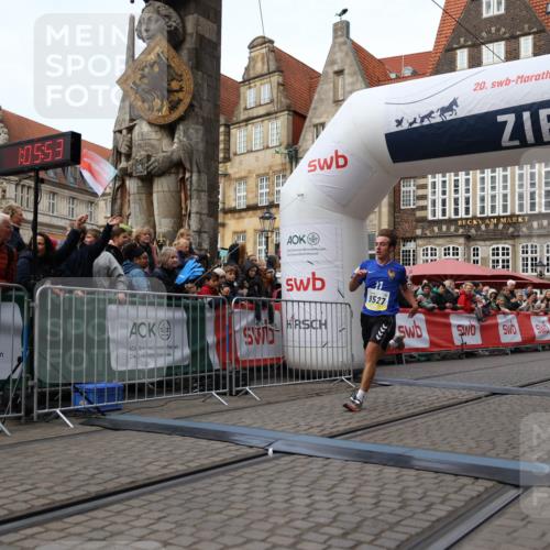 05.10.2025 - 20. swb-Marathon Bremen Yannick Fuchs http://msf.ph/oto/9235491 05.10.2025 10:36:42 Ziel 9527, 9829, 11687 meine-sportfotos.de