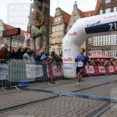 05.10.2025 - 20. swb-Marathon Bremen Yannick Fuchs http://msf.ph/oto/9235496 05.10.2025 10:36:43 Ziel 9527, 9829, 11687 meine-sportfotos.de