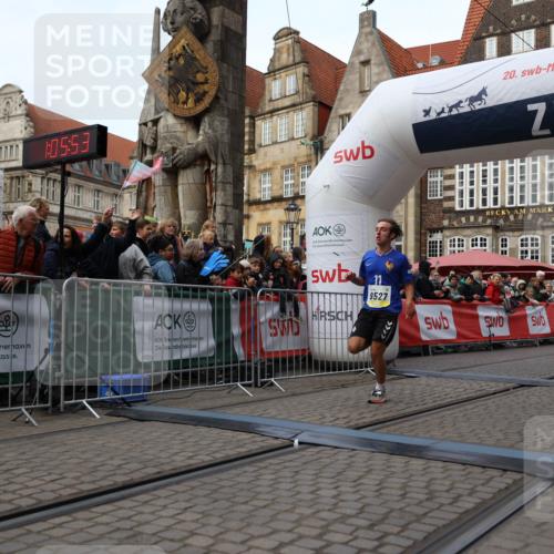 05.10.2025 - 20. swb-Marathon Bremen Yannick Fuchs http://msf.ph/oto/9235497 05.10.2025 10:36:43 Ziel 9527, 9829, 11687 meine-sportfotos.de
