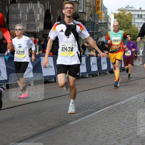 05.10.2025 - 20. swb-Marathon Bremen Strokosch-Dieckow http://msf.ph/oto/9235502 05.10.2025 10:54:58 Ziel 9427, 9475, 9570, 9791, 10014, 10231, 11320, 11363, 11470, 11507, 11523 meine-sportfotos.de