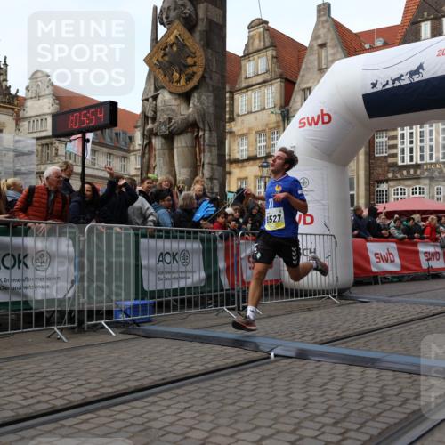 05.10.2025 - 20. swb-Marathon Bremen Yannick Fuchs http://msf.ph/oto/9235503 05.10.2025 10:36:43 Ziel 9527, 9829, 11687 meine-sportfotos.de