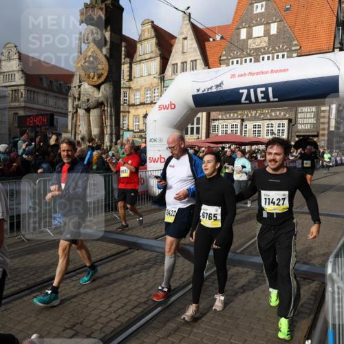 05.10.2025 - 20. swb-Marathon Bremen Yannick Fuchs http://msf.ph/oto/9235505 05.10.2025 11:04:54 Ziel 9532, 9623, 9765, 9771, 9812, 9927, 10422, 10451, 10557, 10964, 11035, 11427, 11546, 11615 meine-sportfotos.de