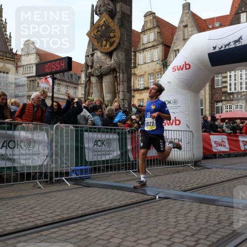 05.10.2025 - 20. swb-Marathon Bremen Yannick Fuchs http://msf.ph/oto/9235507 05.10.2025 10:36:43 Ziel 9527, 9829, 11687 meine-sportfotos.de