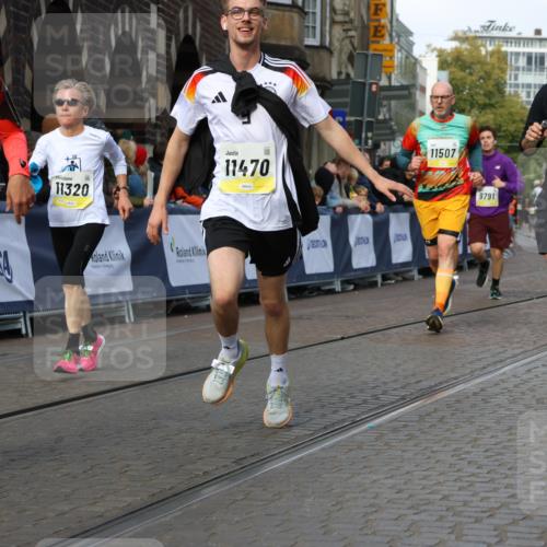 05.10.2025 - 20. swb-Marathon Bremen Strokosch-Dieckow http://msf.ph/oto/9235514 05.10.2025 10:54:58 Ziel 9427, 9475, 9570, 9791, 10014, 10231, 11320, 11363, 11470, 11507, 11523 meine-sportfotos.de