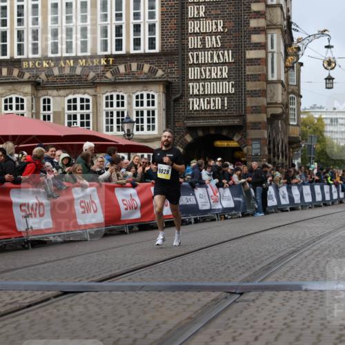 05.10.2025 - 20. swb-Marathon Bremen Yannick Fuchs http://msf.ph/oto/9235518 05.10.2025 10:36:44 Ziel 9527, 9829 meine-sportfotos.de