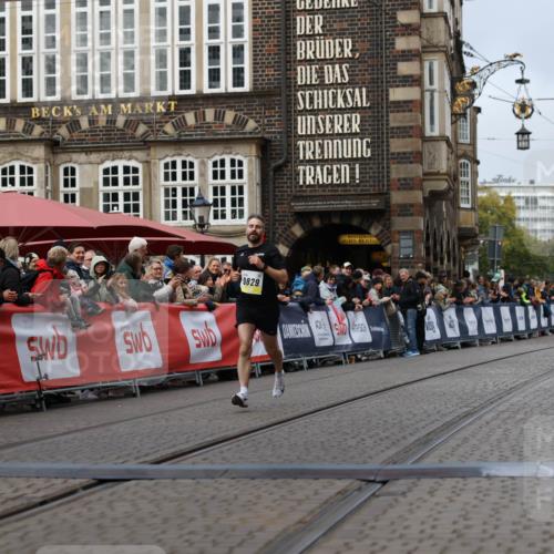 05.10.2025 - 20. swb-Marathon Bremen Yannick Fuchs http://msf.ph/oto/9235522 05.10.2025 10:36:44 Ziel 9527, 9829 meine-sportfotos.de