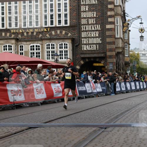 05.10.2025 - 20. swb-Marathon Bremen Yannick Fuchs http://msf.ph/oto/9235524 05.10.2025 10:36:44 Ziel 9527, 9829 meine-sportfotos.de