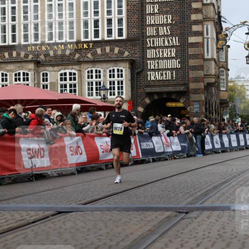 05.10.2025 - 20. swb-Marathon Bremen Yannick Fuchs http://msf.ph/oto/9235531 05.10.2025 10:36:44 Ziel 9527, 9829 meine-sportfotos.de