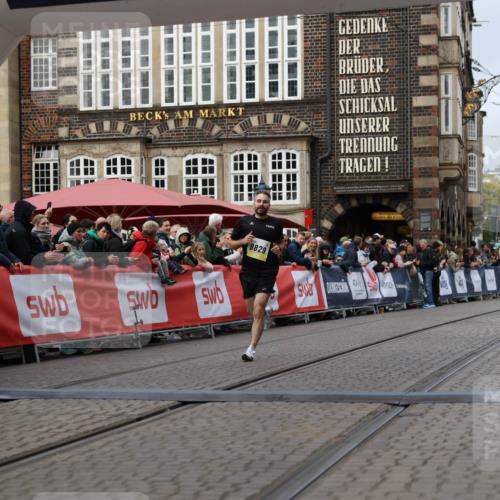 05.10.2025 - 20. swb-Marathon Bremen Yannick Fuchs http://msf.ph/oto/9235539 05.10.2025 10:36:44 Ziel 9527, 9829 meine-sportfotos.de