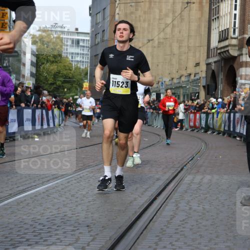 05.10.2025 - 20. swb-Marathon Bremen Strokosch-Dieckow http://msf.ph/oto/9235540 05.10.2025 10:55:00 Ziel 9427, 9475, 9570, 9791, 10014, 10180, 10231, 10307, 10920, 11320, 11363, 11470, 11507, 11523 meine-sportfotos.de
