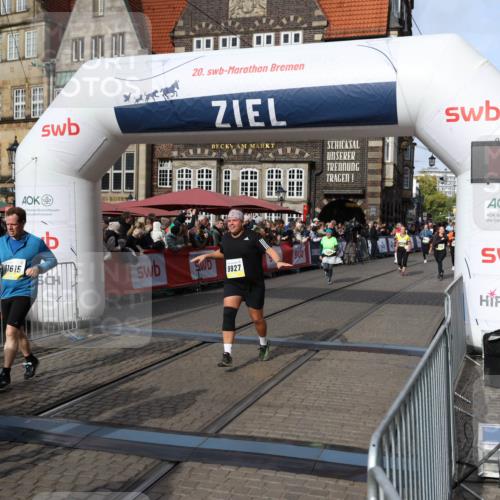 05.10.2025 - 20. swb-Marathon Bremen Yannick Fuchs http://msf.ph/oto/9235541 05.10.2025 11:04:56 Ziel 9532, 9765, 9812, 9866, 9927, 10422, 10451, 10557, 10964, 11035, 11315, 11427, 11546, 11615 meine-sportfotos.de