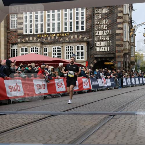 05.10.2025 - 20. swb-Marathon Bremen Yannick Fuchs http://msf.ph/oto/9235543 05.10.2025 10:36:44 Ziel 9527, 9829 meine-sportfotos.de