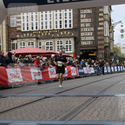 05.10.2025 - 20. swb-Marathon Bremen Yannick Fuchs http://msf.ph/oto/9235546 05.10.2025 10:36:44 Ziel 9527, 9829 meine-sportfotos.de