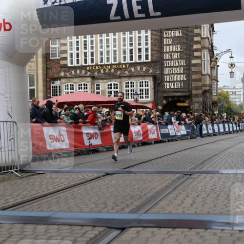05.10.2025 - 20. swb-Marathon Bremen Yannick Fuchs http://msf.ph/oto/9235550 05.10.2025 10:36:45 Ziel 9527, 9829 meine-sportfotos.de