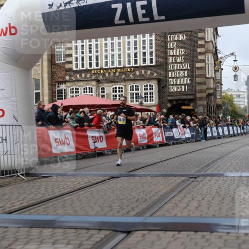 05.10.2025 - 20. swb-Marathon Bremen Yannick Fuchs http://msf.ph/oto/9235553 05.10.2025 10:36:45 Ziel 9527, 9829 meine-sportfotos.de