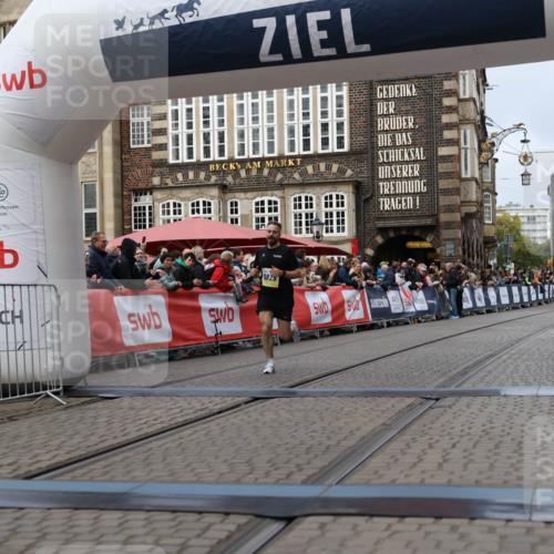 05.10.2025 - 20. swb-Marathon Bremen Yannick Fuchs http://msf.ph/oto/9235557 05.10.2025 10:36:45 Ziel 9527, 9829 meine-sportfotos.de