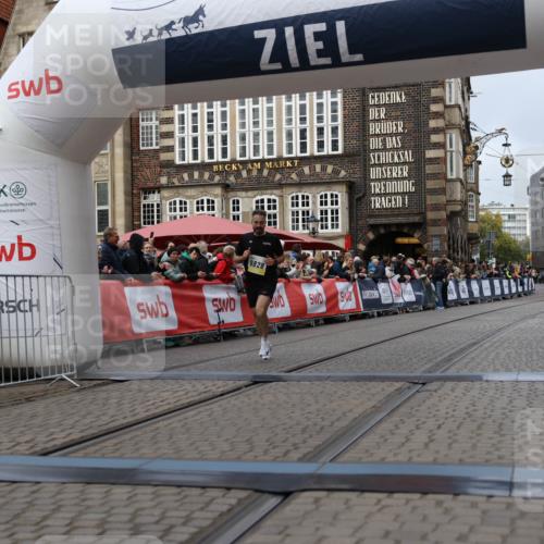 05.10.2025 - 20. swb-Marathon Bremen Yannick Fuchs http://msf.ph/oto/9235567 05.10.2025 10:36:45 Ziel 9527, 9829 meine-sportfotos.de