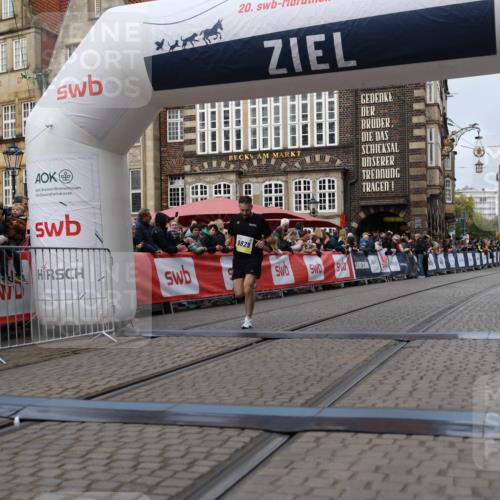 05.10.2025 - 20. swb-Marathon Bremen Yannick Fuchs http://msf.ph/oto/9235570 05.10.2025 10:36:45 Ziel 9527, 9829 meine-sportfotos.de