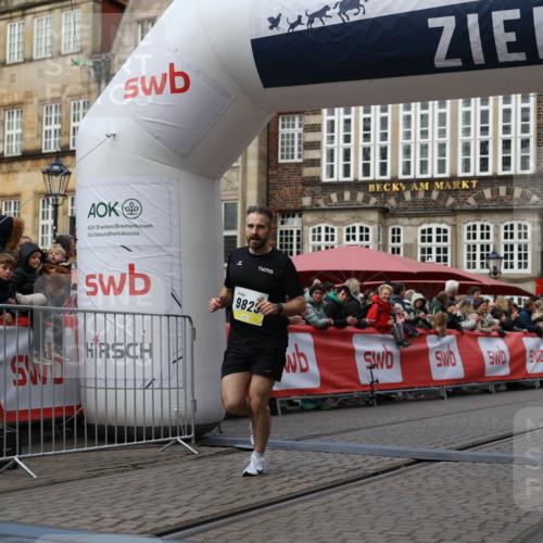 05.10.2025 - 20. swb-Marathon Bremen Yannick Fuchs http://msf.ph/oto/9235583 05.10.2025 10:36:46 Ziel 9527, 9829 meine-sportfotos.de