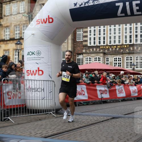 05.10.2025 - 20. swb-Marathon Bremen Yannick Fuchs http://msf.ph/oto/9235587 05.10.2025 10:36:46 Ziel 9527, 9829 meine-sportfotos.de