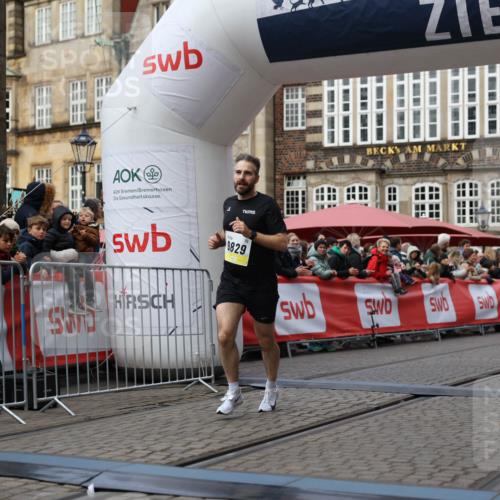 05.10.2025 - 20. swb-Marathon Bremen Yannick Fuchs http://msf.ph/oto/9235591 05.10.2025 10:36:46 Ziel 9527, 9829 meine-sportfotos.de