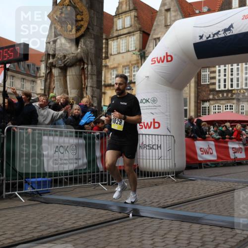 05.10.2025 - 20. swb-Marathon Bremen Yannick Fuchs http://msf.ph/oto/9235593 05.10.2025 10:36:47 Ziel 9527, 9829 meine-sportfotos.de
