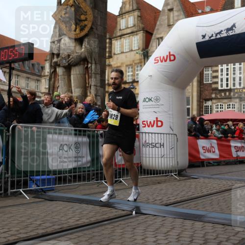 05.10.2025 - 20. swb-Marathon Bremen Yannick Fuchs http://msf.ph/oto/9235595 05.10.2025 10:36:47 Ziel 9527, 9829 meine-sportfotos.de
