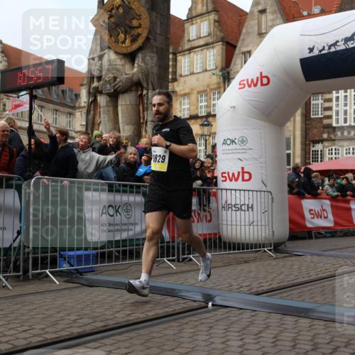 05.10.2025 - 20. swb-Marathon Bremen Yannick Fuchs http://msf.ph/oto/9235602 05.10.2025 10:36:47 Ziel 9527, 9829 meine-sportfotos.de