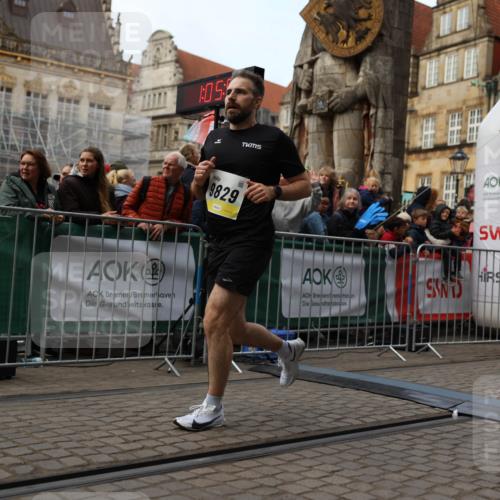 05.10.2025 - 20. swb-Marathon Bremen Yannick Fuchs http://msf.ph/oto/9235613 05.10.2025 10:36:47 Ziel 9527, 9829 meine-sportfotos.de