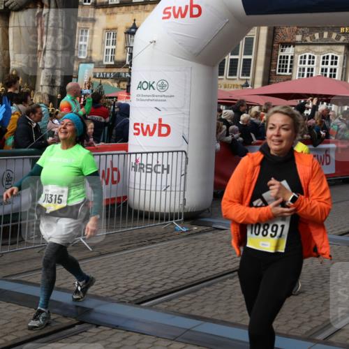 05.10.2025 - 20. swb-Marathon Bremen Yannick Fuchs http://msf.ph/oto/9235626 05.10.2025 11:05:02 Ziel 9220, 9530, 9813, 9866, 9927, 10684, 10771, 10891, 11180, 11315, 11372, 11559, 11636 meine-sportfotos.de